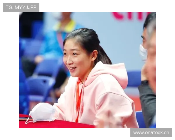 刘诗雯训练间隙偷吃零食，和赛场上那个铁血姑娘判若两人！