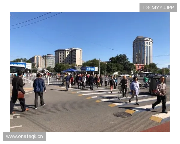 周冠宇家的冰箱里塞满了能量胶，连饮料都按秒表时间排好